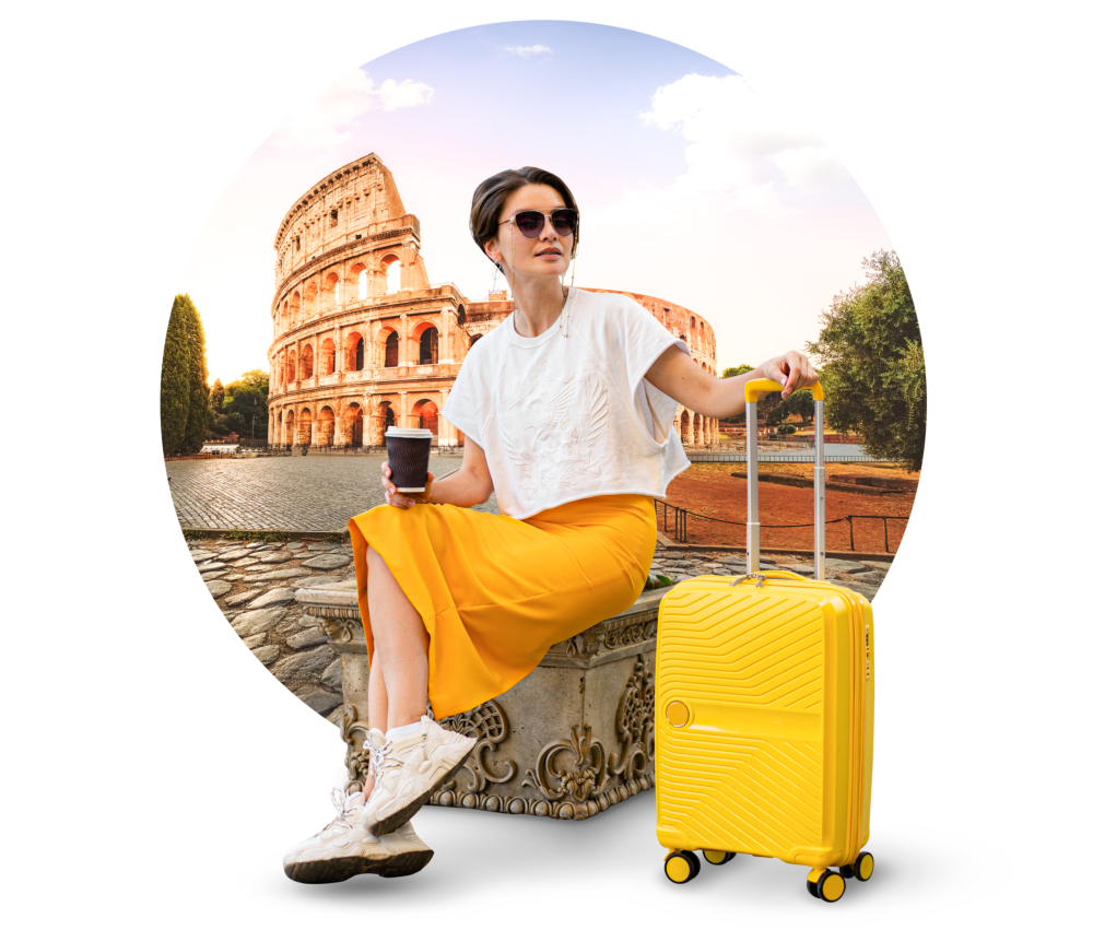 Frau mit gelbem Koffer sitzt vor dem Kolosseum während der Reise